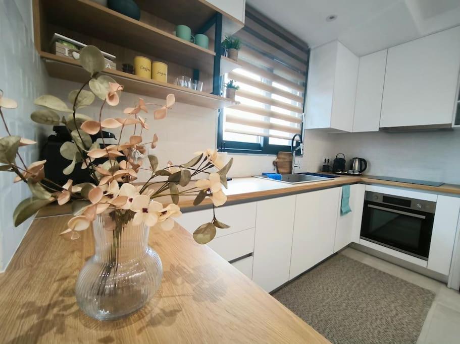 Floral Home 2 - 1St Floor Apt With Private Parking! أثينا المظهر الخارجي الصورة