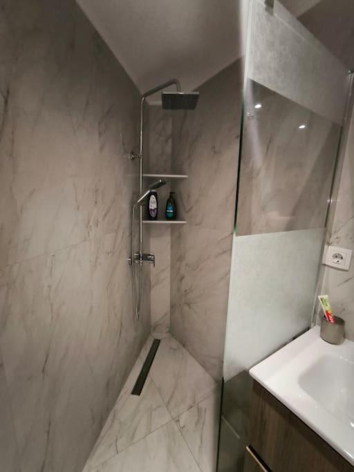 Floral Home 2 - 1St Floor Apt With Private Parking! أثينا المظهر الخارجي الصورة