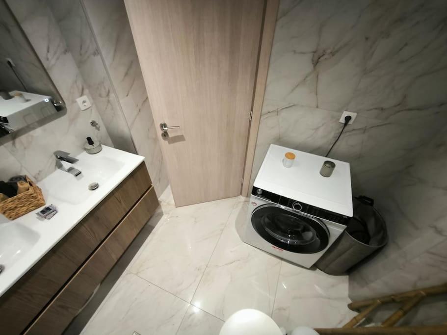 Floral Home 2 - 1St Floor Apt With Private Parking! أثينا المظهر الخارجي الصورة